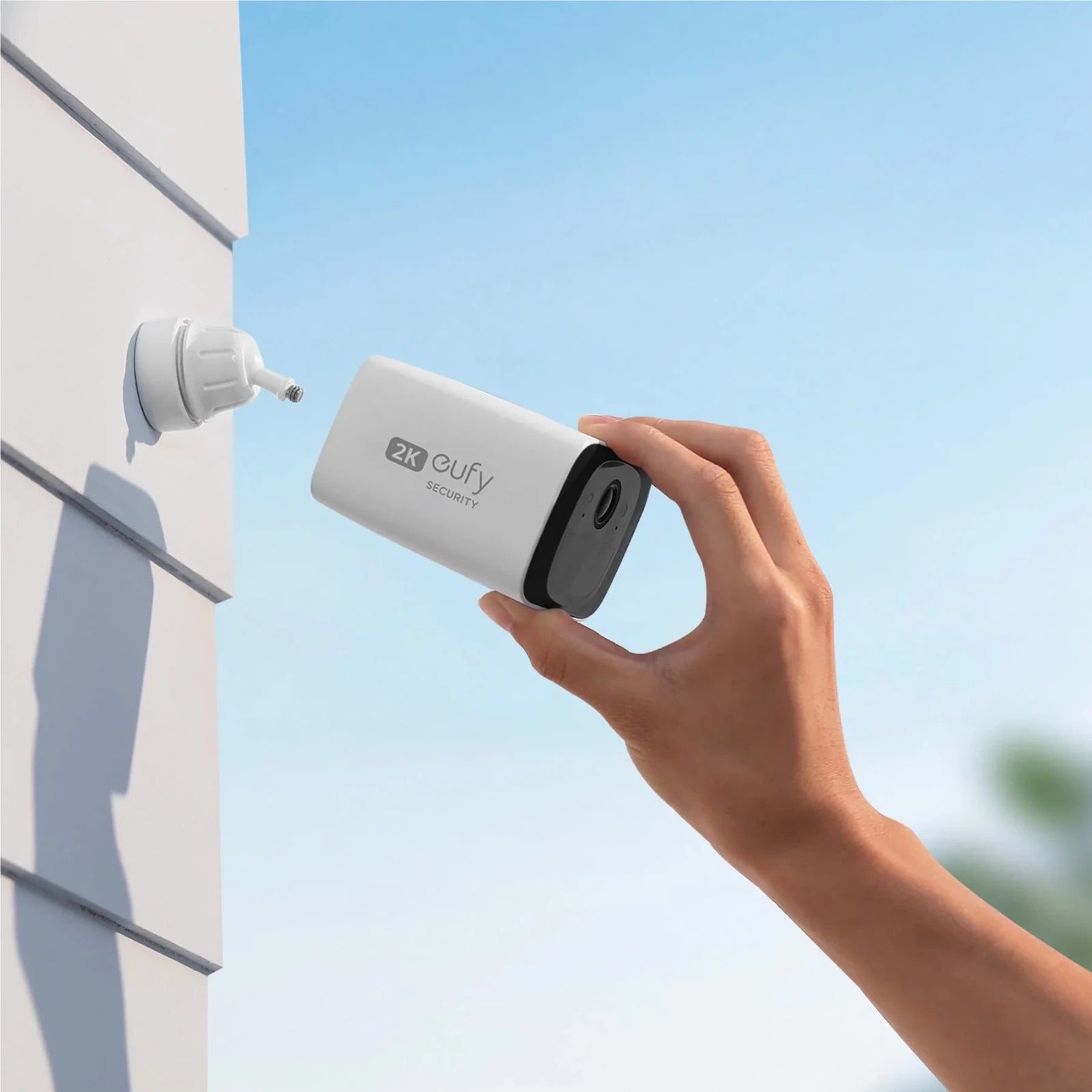 eufy SoloCam C210 2K outdoor security camera - manufacturer renewed, good condition